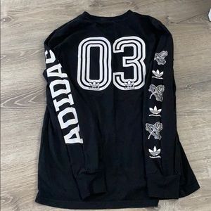 Adidas: Blck long sleeve